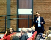 El Prof. Dr. Chiesa interviene en el debate de la 5ª mesa.