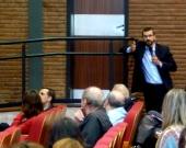 El Prof. Dr. Chiesa interviene durante el debate de la 5ª mesa.