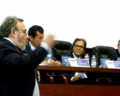 El Prof. Dr. Dr. h.c. mult. Luzón Peña interviene en el debate de la 5ª mesa.
