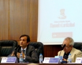 El Prof. Dr. Demetrio Crespo durante su ponencia. A su dcha., el Prof. Dr. Queralt.