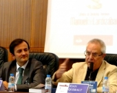 El Prof. Dr. Queralt durante su ponencia. A su izq., el Prof. Dr. Demetrio Crespo.