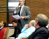 El Prof. Dr. Gómez Martín interviene en el debate de la 6ª mesa.