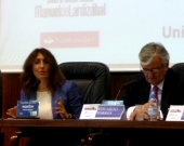 La Prof. Dra. Roso Cañadillas durante su ponencia, moderada por el Excmo. Sr. Torres-Dulce (dcha.).