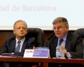 El Prof. Dr. Sanz Morán durante su ponencia. A la izq., el Prof. Dr. García Amado.