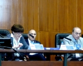 La Prof. Dra. Barber Burusco durante su ponencia. A la dcha., los Profs. Dres. de Luca y Zaffaroni.