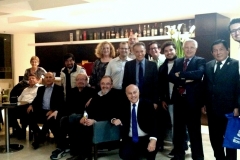 Hotel Bicentenario, lunes 13 de marzo: de izda a dcha, sentados, los Profs. Dres. Guzmán Dálbora, C. Künsemüller, de Luca, Schünemann, Luzón Peña, Aller; y de pie, los Profs. Dres. Moreno Hernández, Corcoy, Greco, Díaz y García Conlledo, Tavares, Vega Gutiérrez, el Prof. Leite y los Profs. Dres. Cervini, Palomino Manchego y el Prof. Gálvez Bermúdez.