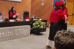 2025-6-27-10-InesOlaiz-ProfHonorariaOrense-Der-UnivVigo-recibeTit