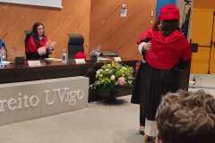 2025-6-27-12-InesOlaiz-ProfHonorariaOrense-Der-UnivVigo-recibeTit-de-la-Decana