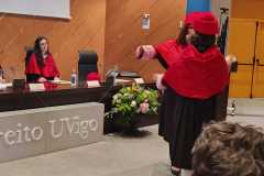 2025-6-27-13-InesOlaiz-ProfHonorariaOrense-Der-UnivVigo-recibeTit-de-la-Decana