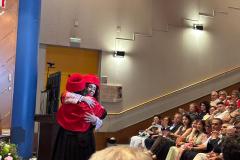 2025-6-27-16-InesOlaiz-ProfHonorariaOrense-Der-UnivVigo-abrazoDecana
