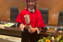 La Prof. Ines Olaizola con su diploma de Prof. honoraria
