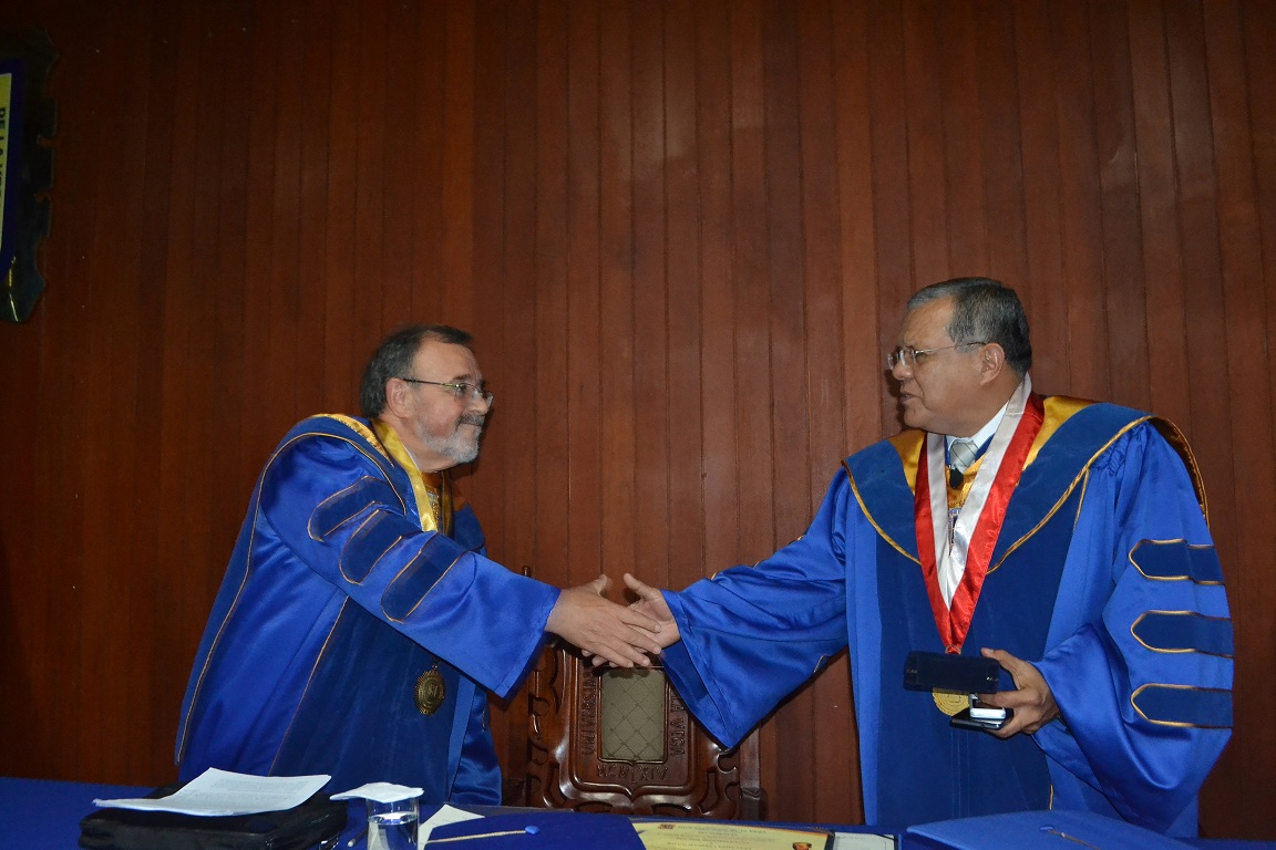 2016-10-13 UIGV 6 Drhc DLP rector e.f. entrega medalla