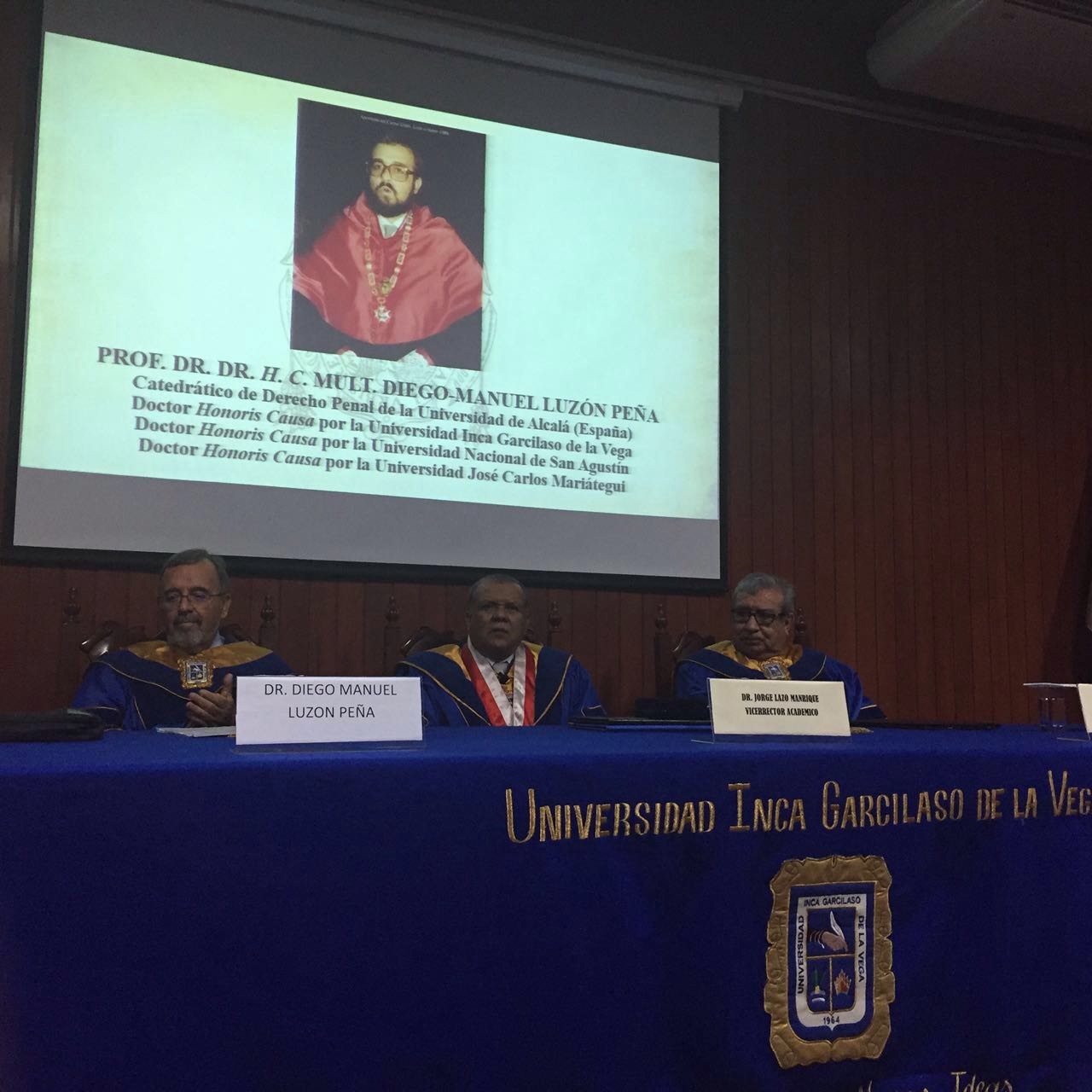 2016-10-13 UIGarcilVega Dr.h.c 1 DLP, ViceR rector e.f., decano FacDer en lectura nombram