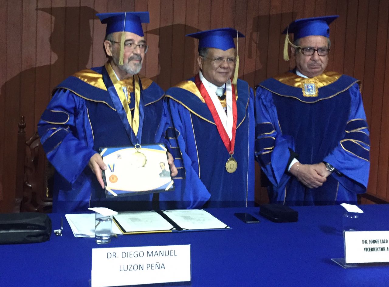 2016-10-13 UIGarcilVega Dr.h.c 11 DLP con titulo, rector e.f., decano FacDer