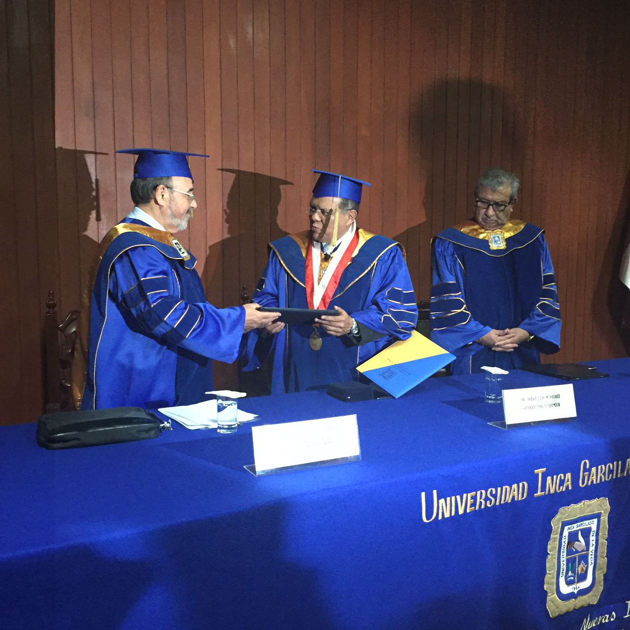2016-10-13 UIGarcilVega Dr.h.c 2 rector e.f. entrega titulo