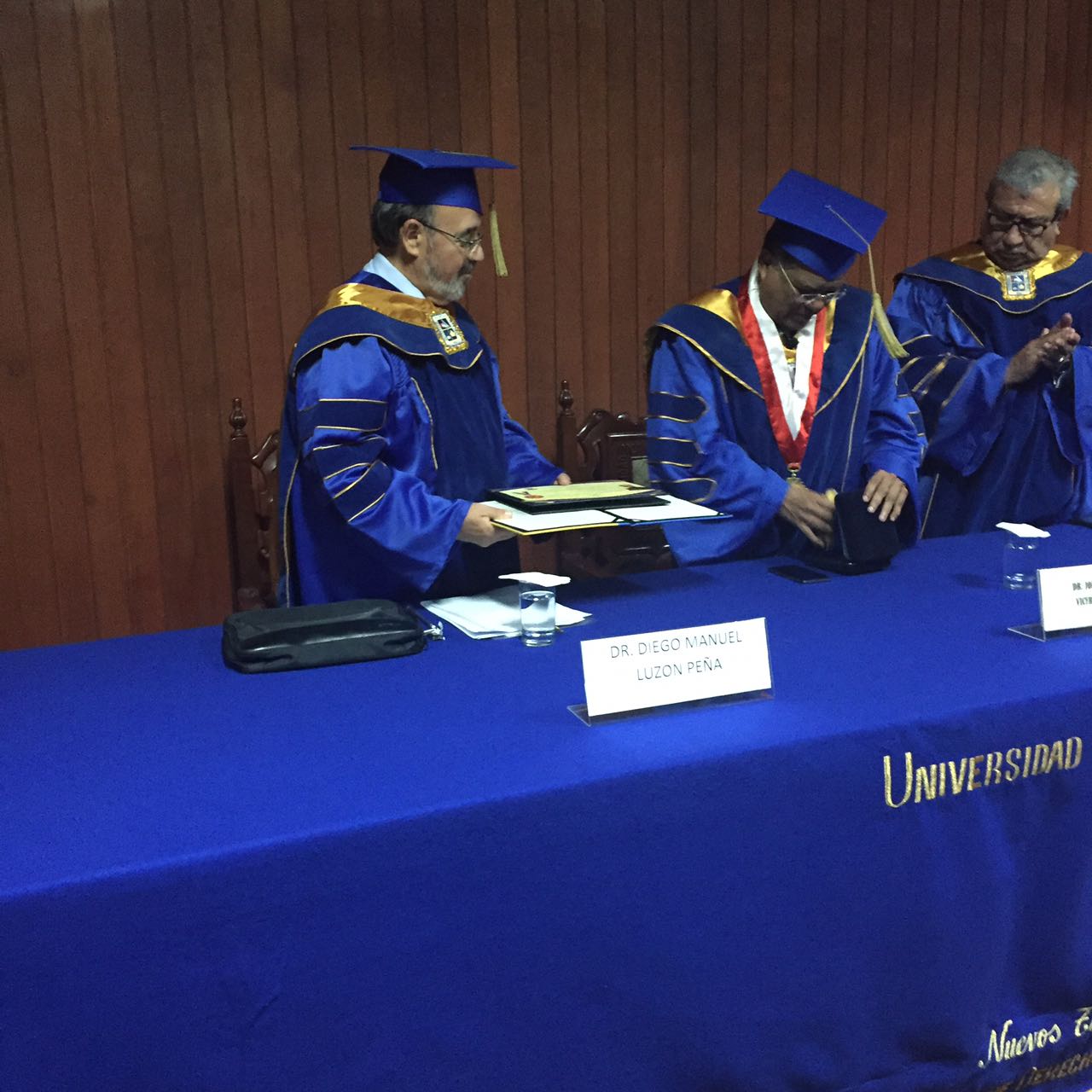 2016-10-13 UIGarcilVega Dr.h.c 5 rector e.f. toma medalla