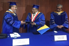 2016-10-13 UIGarcilVega Dr.h.c 3 rector e.f. entrega titulo