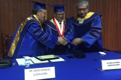 2016-10-13 UIGarcilVega Dr.h.c 7 DLP, rector e.f., decano FacDer estrechan manos