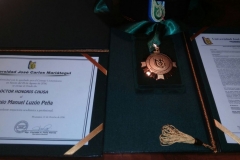 Titulo, medalla, birrete y resolución de nombramiento como Dr. h.c.