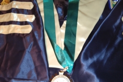 Vestimenta y medalla