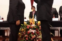 2016-10-10 Univ S. Agustin Arequipa 2 imposic medalla Dr.h.c. por SecrGral a D Luzon