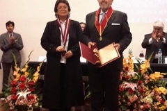 2016-10-10 Univ S. Agustin Arequipa 4 Dr.h.c. D Luzon con ViceR rectora e.f_