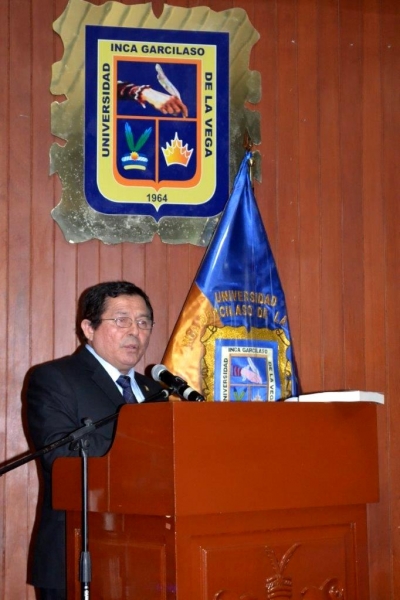 El Prof. Dr. Palomino Manchego durante su discurso.