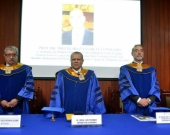 De izq. a dcha., el Decano de la Facultad de Derecho, el Vicerrector (Rector en funciones) de la Univ. Inca Garcilaso de la Vega de Lima y el Prof. Dr. Dres. h.c. Díaz y García Conlledo.