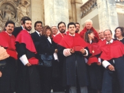 36. Univ. de Coimbra, Portugal, 19-5-1991: Investidura del Prof. Dr. Dr. h. c. mult. Claus Roxin como Dr. h. c. Algunos patronos y socios de la FICP (con *): de izquierda a derecha, Profs. Carlos Suárez, Díaz y García Conlledo*, detrás (tapado) de Vicente Remesal*, Mir Puig* y esposa: F. Puigpelat, Bacigalupo, Luzón*, Silva*, Muñoz Conde*, Roxin*, Mercedes Pérez Manzano, Cerezo, Cuerda y esposa del Prof. Luzón.