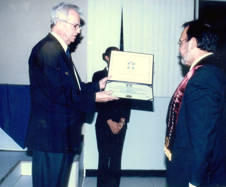 28. UCA Nicaragua, 18 nov. 2004: Investidura Prof. Luzón como Dr. h. c. Entrega por el Rector de la UCA del título de Dr. h.c. al Prof. Luzón.