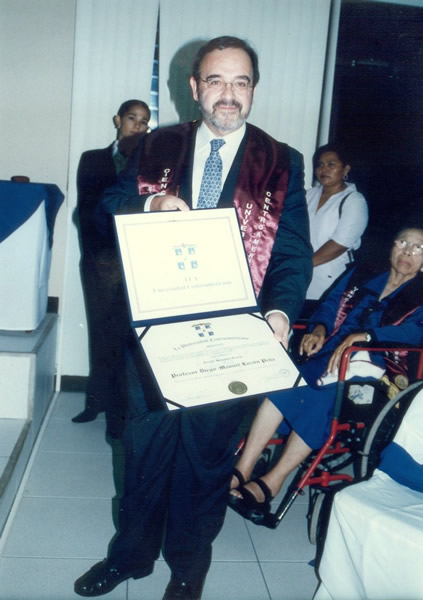 29. UCA Nicaragua, 18 nov. 2004: Investidura Prof. Luzón como Dr. h. c. El Prof. Luzón Peña con el título de Dr. h. c. de la UCA de Nicaragua.