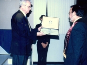 28. UCA Nicaragua, 18 nov. 2004: Investidura Prof. Luzón como Dr. h. c. Entrega por el Rector de la UCA del título de Dr. h.c. al Prof. Luzón.