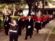 01. Univ. de Alcalá, Madrid, edificio del Colegio Mayor San Ildefonso, sede del Rectorado (s. XVI). Desfile de entrada al Paraninfo (antiguo salón de actos) de la comitiva de doctores en traje académico. Los dos primeros doctores (con muceta roja): los patronos Profs. Paredes y Díaz y García Conlledo.