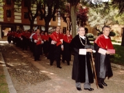 13. Desfile de salida del Paraninfo de la comitiva de doctores en traje académico: delante Rector y Prof. Mir, a continuación decano Facultad de Derecho y Prof. Luzón.