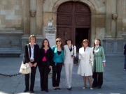 19. Fachada del edificio central (rectorado) de la Univ. de Alcalá. Patronas y socias de la FICP: Profs. Leticia Jericó, Susana Escobar, Isabel Durán, Soledad Barber, Inés Olaizola, Raquel López Arias.