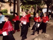 02. Desfile de entrada al Paraninfo de la comitiva de doctores en traje académico. En la fila más próxima (1ª, 3º y 4º): los patronos Profs. Raquel Roso, Mir y Luzón.