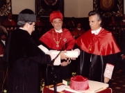 04. Paraninfo de la UA: El Rector entrega el título de Dr. h. c. al Prof. Mir ante el padrino Prof. Luzón.