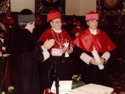 05. Paraninfo de la UA: Entregado por el Rector el título de Dr. h.c. al Prof. Mir ante el padrino Prof. Luzón.
