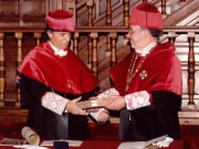 07. Paraninfo de la UA: El padrino Prof. Luzón entrega al Prof. Mir el Libro de la Ciencia.