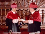 09. Paraninfo de la UA: El padrino Prof. Luzón entrega al Prof. Mir los guantes de Doctor.