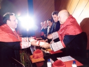 68. Investidura del Prof. Luzón como Prof. Honorario de la Facultad de Derecho de Orense, Univ. Vigo, 20 enero 2006. Entrega por el Rector y el Decano de la Facultad del título de Prof. Honorario.