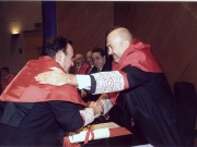 69. Investidura del Prof. Luzón como Prof. Honorario de la Facultad de Derecho de Orense, Univ. Vigo, 20 enero 2006. Entrega por el Rector y el Decano de la Facultad del título de Prof. Honorario.