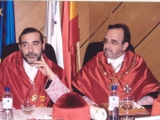 77. Investidura del Prof. Luzón como Prof. Honorario de la Facultad de Derecho de Orense, Univ. Vigo, 20 enero 2006. Profs. M. Díaz y García Conlledo y Luzón Peña escuchando la laudatio.