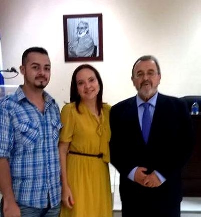 12-7-2016. El Prof. Dr. Dr. h.c. mult. Luzón Peña acompañado de la Prof. Dra. Moreno Castillo y de un alumno de pregrado.