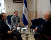 8-7-2016. El Prof. Dr. Dr. h.c. mult. Luzón Peña acompañado del Prof. Dr. Aráuz Ulloa y del Excmo. Sr. Dr. Aguilar. Corte Suprema de Justicia.