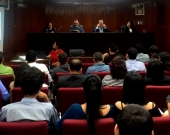 7-7-2016. El Prof. Dr. Dr. h.c. mult. Luzón Peña durante su conferencia en la Maestría de Derecho de la Empresa de la Univ. Centroamericana de Nicaragua (UCA), Le acompañan, entre otros, la Prof. Dra. M. Asunción Moreno Castillo y el Prof. Dr. Manuel Aráuz Ulloa.