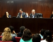 7-7-2016. El Prof. Dr. Dr. h.c. mult. Luzón Peña durante su conferencia en la Maestría de Derecho de la Empresa de la Univ. Centroamericana de Nicaragua (UCA), Le acompañan, entre otros, la Prof. Dra. M. Asunción Moreno Castillo y el Prof. Dr. Manuel Aráuz Ulloa.