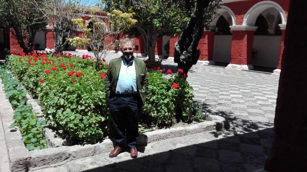 El Prof. Dr. Dr. h.c. mult. Luzón Peña en el antiguo convento o monasterio de Santa Catalina de Siena, Arequipa