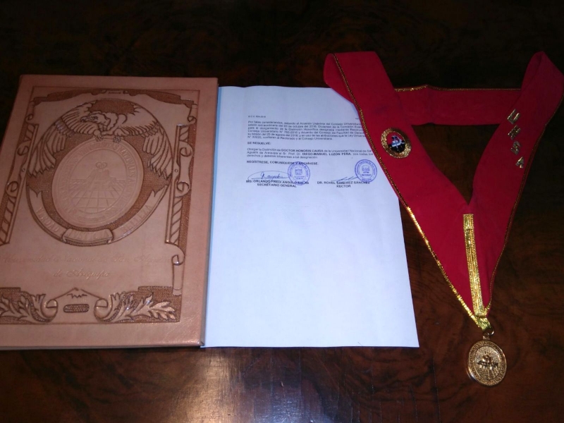 2016-10-10 Univ S. Agustin Arequipa 10 Dr.h.c. a D Luzon carpeta, nombram, medalla