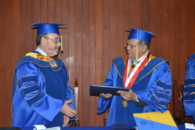 2016-10-13 UIGV 3 Drhc DLP ViceR rector e.f. Dr. Laso entrega t+¡t